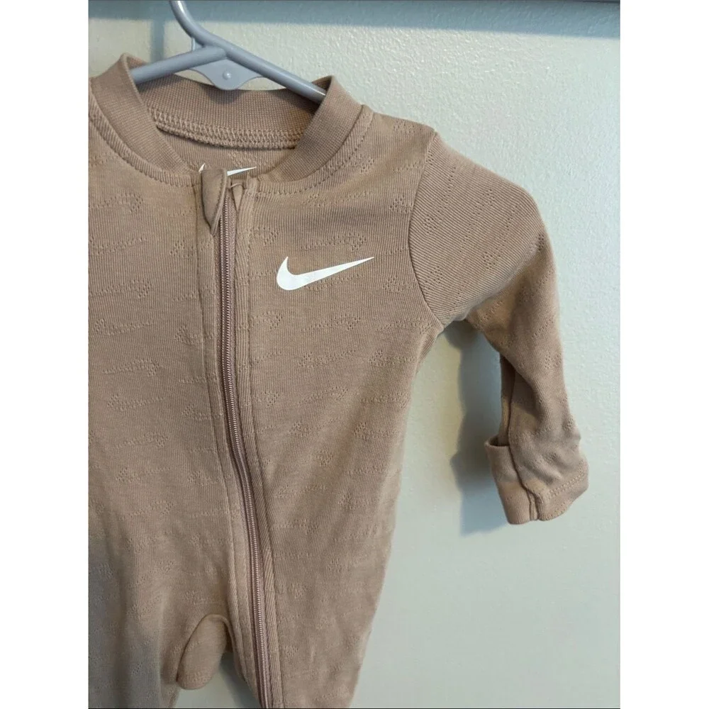 Nike Tan Zip-Front Footed Sleeper size newborn